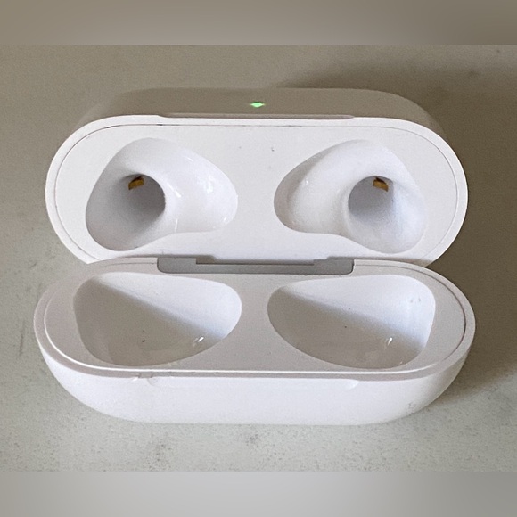 Apple AirPods A2897 3G MagSafe Charging CASE ONLY - Picture 6 of 12